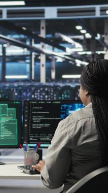 Yapay zeka sunucu merkezindeki dikey video teknisyenleri aktif tehdit sırasında veri hırsızlığına karşı koruma sağlıyorlar. Veri merkezi ekibi güvenlik ihlali sırasında ekipman ve sistemleri korumak için birlikte çalışıyor.