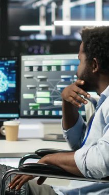 Tekerlekli sandalyedeki dikey video idarecisi ve veri merkezi iş arkadaşı, AI nod ağacı yazılımını kullanarak çalışma süresini en aza indirmek için birlikte çalışıyorlar. Görsel programlama kullanan sunucu merkezi engelli ve iş arkadaşı bilişim uzmanı