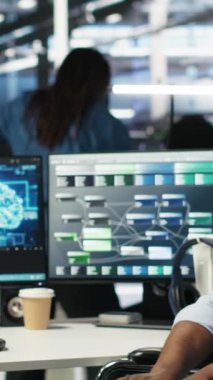 Tekerlekli sandalyedeki dikey video teknisyeni ve veri merkezi yöneticisi sistem kapanmasını en aza indirmek için yapay zeka ağacı yazılımı kullanıyor. Özürlü sunucu merkezi çalışanı ve görsel programlama aracı kullanan takım lideri