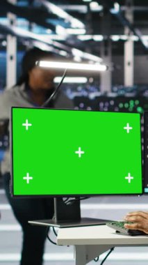 Sistem kapanma süresini en aza indirmek için izole ekran PC üzerinde yapay zeka ağacı yazılımı kullanan dikey video veri merkezi yönetimi. Sunucu merkezi çalışanı krom anahtar üzerinde yapay zeka görsel programlama aracı kullanır