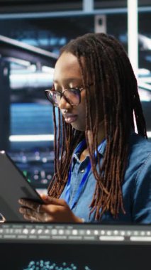 Yapılandırılmamış verileri kategorize etmek için yapay zeka algoritmaları ve düğüm ağacı sistemleri kullanan dikey video sunucu mühendislik ekibi. Veri merkezi bilişim uzmanları görsel programlama ve doğal dil işleme kullanıyor