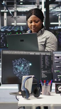 Verileri analiz etmek için düğüm ağacı yazılımı kullanan dikey video Neşeli Veri Merkezi çalışanı. Altyapı performansını geliştirmek için görsel programlama kullanan iyimser sunucu tesisi mühendisi, kamera A