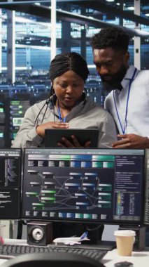 Yapılandırılmamış verileri kategorize etmek için yapay zeka algoritmaları ve düğüm ağacı sistemleri kullanarak işbirliği yapan dikey video sunucu merkezi mühendisleri. Meslektaşlar görsel programlama ve doğal dil işleme kullanır