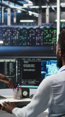 Donanım yapılandırmak için yapay zeka sinir ağı modellerini kullanarak veri merkezi mühendisini denetleyen dikey video yöneticisi. Ekip lideri, makine öğrenme programlama dilini kullanarak çalışanı denetliyor.