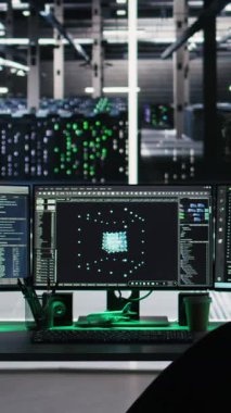 Veri merkezindeki dikey bilgisayar sistemleri ağ kaynaklarını bağlantıları görselleştiren düğüm ağacı yazılımı kullanarak yönetiyor. Etkili veri işleme ve depolama olanağı sağlayan görsel programlama araçları