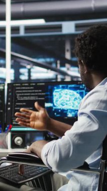 Tekerlekli sandalyedeki dikey video adam sunucu çiftliği yapay zeka analizlerinden memnun değil. Belden aşağısı felçli bir veri merkezi yöneticisiName