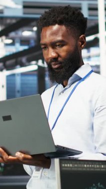 Dikey video veri merkezi programcısı ekipman performans sorunlarını tanımlamak için düğüm ağacı yazılımı kullanır. Afrikalı Amerikalı sunucu tarım işçisi donanım arızalarını en aza indirmek için veri analiz grafiğini gözden geçirdi