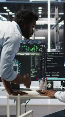 Dikey video Memnuniyet Veri Merkezi Yöneticisi donanımı yapılandırmak için nöral ağ modelleri kullanan mühendis tarafından yapılan çalışmaları övüyor. Denetmen, yapay zekayı optimize ettiği için çalışanı tebrik ediyor.