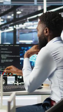 Dikey video Veri Merkezi programcısı, ekipman sorunlarını tanımlamak için sinir ağları ağaç programını kullanır. Yapay zeka öğrenme veri analiz grafiğini inceleyen sunucu merkezi çalışanı, hataları en aza indirmek için