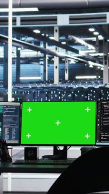 Veri merkezindeki dikey video Mockup PC 'ler donanım enerjisini kontrol etmek için düğüm ağacı teknolojisi arayüzlerini kullanıyor. İzole ekran çalışma istasyonları görsel kullanarak sunucu çiftliğindeki işlemleri otomatikleştirin ve denetleyin