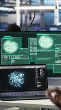 Sunucu merkezinde belden aşağısı felçli bir videocu donanımı bilgisayar korsanlarının hassas bilgileri çalmasından korumaya çalışıyor. Güvenlik sırasında tekerlekli sandalye virüsüyle savaşan veri merkezi uzmanı