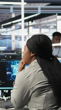 Dikey video veri merkezi yönetimi makine öğrenme düğümü ağaç programlama, kaynak tahsisini optimize ediyor. Sunucu odası çalışanı öngörücü yapay zeka görselleştirme sistemleri kullanır