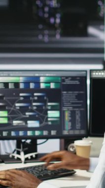 Donanım yapılandırmak için yapay zeka sinir ağı modelleri kullanan dikey video veri merkezi yöneticisiName Adam sunucu odasında yapay zeka programlama dili üzerinde çalışıyor, sistem işlevselliğini optimize ediyor, kamera