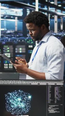 Yapılandırılmamış verileri kategorize etmek için yapay zeka algoritmaları ve düğüm ağacı sistemleri kullanan dikey video sunucusu. Veri merkezi çalışanı görsel programlama ve doğal dil işleme araçları kullanır