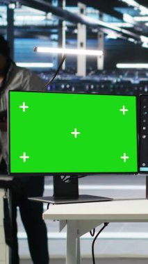 Yeşil ekran PC kullanarak parapleji yapan dikey video veri merkezi çalışanı. Özürlü sunucu merkezi yönetimi veriyi tanımlamak için model bilgisayarda görsel programlama kullanır