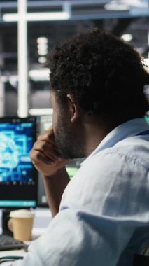 Engelli dikey video sunucu odası yönetimi makine öğrenme ve veri analizi grafiklerini yorumlar. Yapay zeka gösterme sistemi kullanarak veri merkezinde bilişim uzmanı