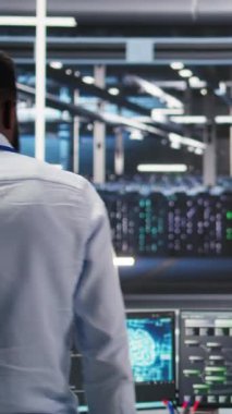 Sistem sağlığını optimize etmek için yapay zeka ile ağ öğrenme yazılımı kullanan dikey video sunucusu merkez programcısı. Veri Merkezi Bilişim Uzmanı Yapay Zeka kullanarak ekipman sorunlarını analiz ediyor