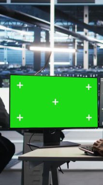 Sistem sağlığını optimize etmek için izole ekran PC üzerinde düğüm ağacı yazılımı kullanan dikey video sunucusu merkezi programcısı. Krom anahtardaki yapay zeka görselleştirmesi kullanılarak veri merkezi çalışanı ekipman sorunlarını analiz ediyor