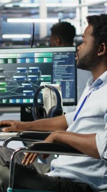 Tekerlekli sandalyedeki dikey video veri merkezi mühendisi güvenlik ihlali sırasında iş arkadaşlarından yardım istiyor. Bilgisayar korsanlarının saldırısına uğrayan hırsızlara karşı meslektaşları tarafından desteklenen engelli bir sunucu.