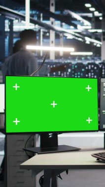 Verileri analiz etmek için yeşil ekranda düğüm ağacı yazılımı kullanan dikey video veri merkezi teknisyeni. Renkli anahtar bilgisayarda vitesi geliştirmek için görsel programlama araçları kullanan sunucu çalışanı