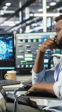 Tekerlekli sandalyedeki bilgisayar bilimcisi, sistem kapanma süresini en aza indirmek için yapay zeka ağacı yazılımı kullanıyor. Sunucu merkezi çalışanı yapay zeka görsel programlama kullanarak engelli