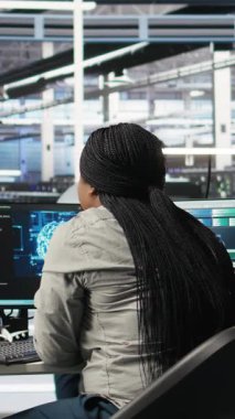 Dikey video sunucu odası uzmanı sistem kapanmasını en aza indirmek için yapay zeka teknolojisi uyguluyor. Afrikalı Amerikalı işçiler veri merkezini optimize etmek için yapay zeka çözümleri geliştirir ve uygular