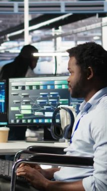 Veri merkezinde belden aşağısı felçli olan dikey video gerilmiş mühendis yapay zeka ağacı yazılım kritik hatasıyla panikledi. Tekerlekli sandalyedeki endişeli sunucu merkezi çalışanı görsel programlama araçlarının arızalanmasından endişeli