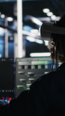 Verileri analiz etmek için sanal gerçeklik teknolojisi ve düğüm ağacı yazılımı kullanan dikey video veri merkezi teknisyeni. Vitesi geliştirmek için görsel programlama araçları ve VR ekipmanları kullanan sunucu odası uzmanı