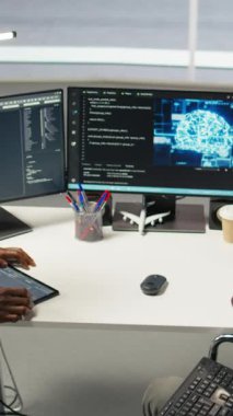 Tekerlekli sandalyedeki dikey video teknisyeni ve veri merkezi yöneticisi sistem kapanmasını en aza indirmek için yapay zeka ağacı yazılımı kullanıyor. Özürlü sunucu merkezi çalışanı ve görsel programlama aracı kullanan takım lideri