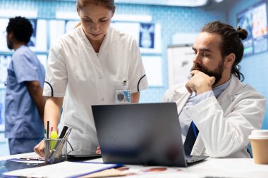 Tıbbi personel teşhis prosedürleri ve tedavi planlarında işbirliği yapar. Radyoloji uzmanları doğru teşhis ve etkili hastalık önleme, sağlık sigortası üzerinde çalışıyorlar.