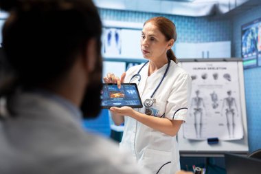 Doktor nörolog meslektaşlarına beyin taraması sonuçlarını gösteriyor. Röntgenleri incelemek ve tanı koymak için kabinede buluşuyorlar. Tomografi testleri, nörobilim ve radyoloji analiz ediliyor.
