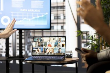 Uzmanlar video görüşmesinde yöneticiyi selamlıyor, strateji fikirleri sunmak için yönetim kuruluyla brifing toplantısına katılıyor. Ekip lideri telekonferans toplantısında çalışanları selamlıyor