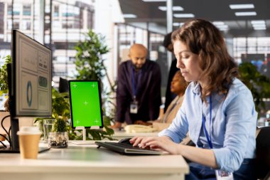 Finansal planlama ve hedef belirleme yapan kadın danışman, bütçe yönetimi konusunda uzmanlık gösteriyor. CEO şirket büyümesi için çevrimiçi raporları ve tahminleri analiz ediyor.