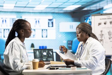 Genel pratisyen doktor sigorta kağıdına antibiyotik ve vitamin yazıp ağrı kesici ve ilaç listesi için doğru dozajı öneriyor. İlaç reçetesi.