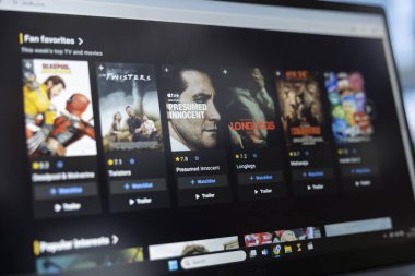 Bükreş, Romanya - 30 Temmuz 2024 - Sinema hayranı, IMDb 'nin talep listesine göz atıyor, bir film izlemeden önce reytingleri kontrol ediyor ve oyuncu ve eleştirmenleri eleştiriyor. Cinephile film değerlendirmesi arıyor.