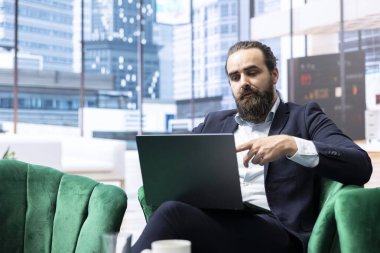 Genel müdür internet aramasında kurumsal sosyal sorumluluğu ele alarak etik uygulamaların ve sürdürülebilirliğin önemini tartışıyor. Danışma kurulu brifing toplantısı.