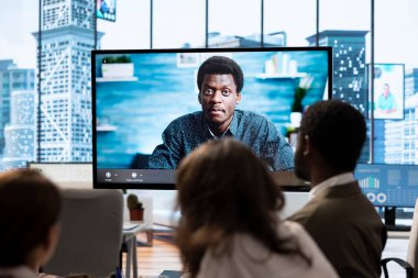 Genel müdürle çevrimiçi bir video görüşmesine katılan çalışanlar, verimlilik için proje güncellemelerini sunuyorlar. Çalışma ekibi, yönetim kurulunda stratejik hedeflere ulaşılmasını sağlıyor..