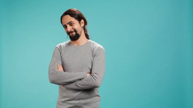 Mutlu bir adamın el ele tutuşmasının portresi, gülümseyen, mutlu görünen, stüdyo arka planında soyutlanmış. Keyifli giyinmiş neşeli, tatmin olmuş, kamera B