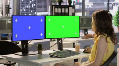 Geliştirici, karar verme süreçlerini otomatikleştiren makine öğrenme modelleri oluşturmak için çoklu monitör izole PC kullanır. Model bilgisayar kullanan kadın programlama, kamera A