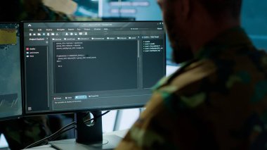 Uydu radar takibini yöneten yüksek teknolojili bir kontrol merkezinde askeri uzman. Kapalı devre sistemlerinde istihbarat topluyor. Ulusal savunmayı sağlamak için gerçek zamanlı verileri yorumluyorum. Kamera A.