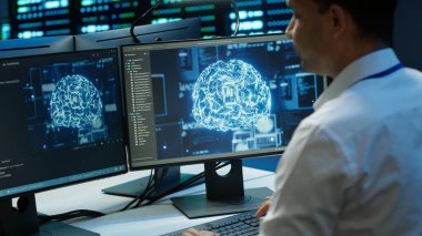 Bilgisayar bilimcisi sunucu odasında kontrol yapmak için yapay zeka teknolojisini kullanıyor. Veri merkezindeki bilişim personeli eğitim verilerini işlemek için yapay zeka teknolojisini kullanıyor, kamera A