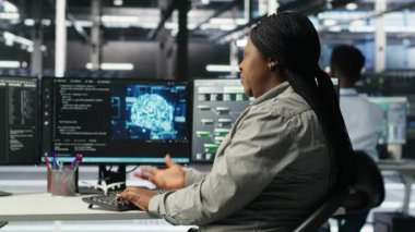 Veri Merkezi çalışanı yapay zeka çözümlerini optimize ediyor. Sunucu tarım yazılım geliştiricisi yapay zeka teknolojisi uyguluyor altyapı devre dışı kalma süresini en aza indiriyor, kamera B