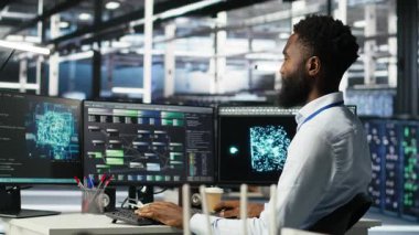 Veri merkezi programcısı ekipman sorunlarını tanımlamak için makine öğrenme nodu ağacı programını kullanır. Sunucu merkezi çalışanı, hataları en aza indirmek için yapay zeka veri analizi grafiğini inceliyor, kamera B