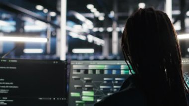 Yapılandırılmamış verileri kategorize etmek için düğüm ağacı sistemlerini kullanan sunucu tarım yöneticisi denetleme mühendisi. Veri merkezi denetleyicisi IT uzmanı, doğal dil işleme yazılımı kullanarak, kamera B