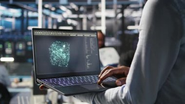 Yapay zeka veri analizi grafiklerini yorumlamak için dizüstü bilgisayar kullanarak veri merkezini kapat. Sunucu odası teknisyeni defter üzerinde yapay zeka kullanıyor sistem ölçümleri, kamera A