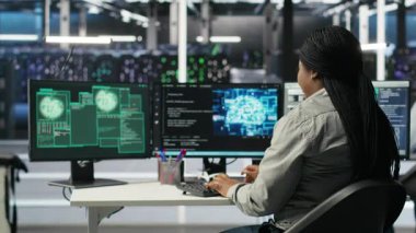 Yapay Zeka sunucu merkezindeki teknisyenler aktif tehdit sırasında veri hırsızlığına karşı koruma sağlıyorlar. Veri merkezi ekibi güvenlik ihlali sırasında ekipman ve sistemleri korumak için birlikte çalışıyor, kamera B