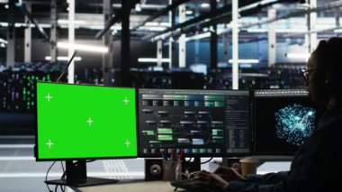 Veri merkezi teknisyeni verileri analiz etmek için yeşil ekranda düğüm ağacı yazılımı kullanıyor. Renkli anahtar bilgisayardaki görsel programlama araçlarını kullanarak vites performansını arttıran sunucu odası çalışanı, kamera B