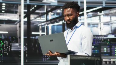 Veri merkezi programcısı ekipman performans sorunlarını tanımlamak için düğüm ağacı yazılımı kullanır. Afrikalı Amerikalı sunucu tarım işçisi donanım arızalarını en aza indirmek için veri analizi grafiğini inceledi, kamera B