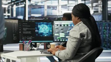 Veri merkezi yönetimi sinir ağları ağaç programlama, kaynak tahsisini optimize eder. Sunucu odası bilişim uzmanı tahmin edici derin öğrenme yapay zeka görselleştirme sistemleri kullanır, kamera B