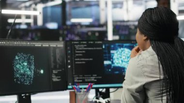 Veri merkezi yazılım geliştiricisi donanımı yapılandırmak için yapay zeka derin öğrenme modelleri kullanıyor. Bilgi İşlem uzmanı sunucu çiftliğinde yapay zeka programlama dili, optimizasyon sistemi, kamera B